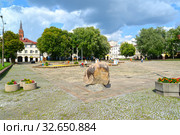 Территория бывшего старого рынка в летний день. Лодзь, Польша (2014 год). Редакционное фото, фотограф Ирина Борсученко / Фотобанк Лори