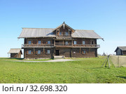 Россия, Карелия. Дом Нестора Ошевнева в Кижах в солнечный день (2015 год). Редакционное фото, фотограф Овчинникова Ирина / Фотобанк Лори