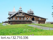 Россия, Карелия. Старинный дом Нестора Ошевнева в Кижах на фоне голубого неба (2015 год). Редакционное фото, фотограф Овчинникова Ирина / Фотобанк Лори