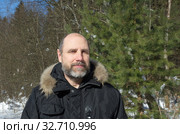 Портрет мужчины среднего возраста с бородой на фоне зимнего леса. Стоковое фото, фотограф Елена Коромыслова / Фотобанк Лори