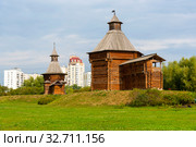 Башня Сумского острога (Моховая) и проездные ворота Николо-Корельского монастыря. Коломенское. Москва (2018 год). Редакционное фото, фотограф Александр Щепин / Фотобанк Лори