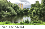 The Vorontsov Park with dwelling houses, ponds and green garden is in Kirovsky district, St. Petersburg, Russia (2019 год). Стоковое видео, видеограф Кекяляйнен Андрей / Фотобанк Лори