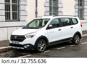Dacia Lodgy Stepway (2019 год). Редакционное фото, фотограф Art Konovalov / Фотобанк Лори