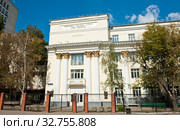 Российская академия музыки имени Гнесиных. Летний солнечный день. Москва (2019 год). Редакционное фото, фотограф E. O. / Фотобанк Лори