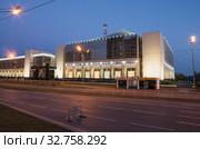 Сургут ночью. Здание компании "Тюменьэнерго". Surgut at night. View of the Tyumenenergo building. (2014 год). Редакционное фото, фотограф Евгений Романов / Фотобанк Лори
