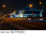 Сургут ночью. Здание компании "Тюменьэнерго". Surgut at night. View of the Tyumenenergo building. (2014 год). Редакционное фото, фотограф Евгений Романов / Фотобанк Лори