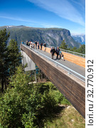 People look Aurlandsfjord landscape from Stegastein viewing platform. It is located on national tourist route Aurlandsfjellet. Norway (2018 год). Редакционное фото, фотограф Кекяляйнен Андрей / Фотобанк Лори