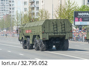 Российская самоходная пусковая установка 9П78-1 ракетного комплекса "Искандер" 9К720 (SS-26 Stone) движется после парада в честь Дня Победы по Новому Арбату в Москве, вид сзади (2018 год). Редакционное фото, фотограф Малышев Андрей / Фотобанк Лори