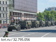 Колонна российская самоходных пусковых установок (СПУ) 9П78-1 ракетного комплекса "Искандер" 9К720 (SS-26 Stone) во главе с БТР-82А движется после парада в честь Дня Победы по Новому Арбату в Москве (2018 год). Редакционное фото, фотограф Малышев Андрей / Фотобанк Лори