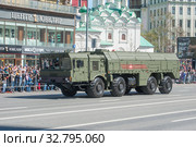 Российская самоходная пусковая установка ракетного комплекса "Искандер" 9К720 движется после парада в честь Дня Победы по Новому Арбату, Москва (2018 год). Редакционное фото, фотограф Малышев Андрей / Фотобанк Лори