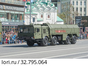 Российская самоходная пусковая установка (СПУ) 9П78-1 ракетного комплекса "Искандер" 9К720 движется после парада в честь Дня Победы по Новому Арбату, Москва (2018 год). Редакционное фото, фотограф Малышев Андрей / Фотобанк Лори