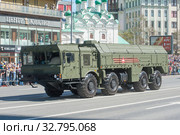 Российская самоходная пусковая установка 9П78-1 ракетного комплекса "Искандер" 9К720 (SS-26 Stone) движется после парада в честь Дня Победы по Новому Арбату в Москве, вид сбоку (2018 год). Редакционное фото, фотограф Малышев Андрей / Фотобанк Лори