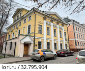 Москва, Лялин переулок, дом 3, усадьба Гурьевых в облачный день (2019 год). Редакционное фото, фотограф Овчинникова Ирина / Фотобанк Лори