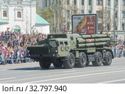 Пусковая установка системы залпового огня «Смерч-М» на шасси МАЗ-543М движется после парада в честь Дня Победы по Новому Арбату в Москве (2018 год). Редакционное фото, фотограф Малышев Андрей / Фотобанк Лори