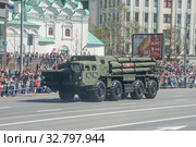 Российская пусковая установка системы залпового огня «Смерч-М» 9К58 на шасси МАЗ-543М едет после парада в честь Дня Победы по Новому Арбату в Москве (2018 год). Редакционное фото, фотограф Малышев Андрей / Фотобанк Лори