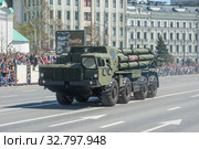 Российская пусковая установка системы залпового огня «Смерч-М» на шасси МАЗ-543М движется после парада в честь Дня Победы по Новому Арбату, Москва, вид спереди (2018 год). Редакционное фото, фотограф Малышев Андрей / Фотобанк Лори
