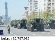 Колонна российских пусковых установок системы залпового огня «Смерч-М» 9К58 на шасси МАЗ-543М движется после парада в честь Дня Победы по Новому Арбату, Москва (2018 год). Редакционное фото, фотограф Малышев Андрей / Фотобанк Лори