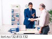 Financial advisor giving retirement advice to old man. Стоковое фото, фотограф Elnur / Фотобанк Лори