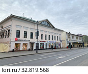 Москва, улица Покровка, дом 12, офисное здание. Ранее двухэтажный дом причта храма Троицы Живоначальной на Грязях у Покровских ворот, 1810—1820-е годы постройки (2019 год). Редакционное фото, фотограф Овчинникова Ирина / Фотобанк Лори