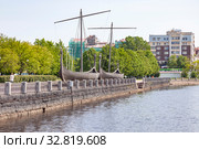 Drakkar on the embankment of Salakkalahti Bay in Vyborg (2019 год). Редакционное фото, фотограф Parmenov Pavel / Фотобанк Лори