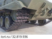 Российский современный пушечно-ракетный комплекс 2К22 «Тунгуска» (SA-19 Grison) в новом парке "Патриот", вид на гусеницу (2016 год). Редакционное фото, фотограф Малышев Андрей / Фотобанк Лори