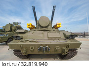 Российский современный пушечно-ракетный комплекс 2К22 «Тунгуска» (SA-19 Grison) в новом парке "Патриот", вид спереди (2016 год). Редакционное фото, фотограф Малышев Андрей / Фотобанк Лори