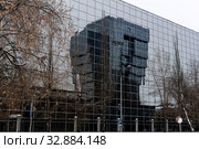 Gloomy winter cityscape - buildings with glass facades are reflected in each other. Стоковое фото, фотограф Евгений Харитонов / Фотобанк Лори