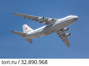 Тяжёлый дальний транспортный самолёт 4-го поколения Ан-124-100 "Руслан" (бортовой номер RF-82032) разработки ОКБ имени О. К. Антонова в полете (2015 год). Редакционное фото, фотограф Николай Винокуров / Фотобанк Лори