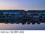 Cottages with reflection in the river in the evening. Стоковое фото, фотограф Дмитрий Тищенко / Фотобанк Лори