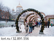 Праздничная новогодняя Москва. Декорация около метро "Кропоткинская" (2020 год). Редакционное фото, фотограф Victoria Demidova / Фотобанк Лори