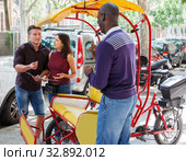 Adult people planning trip on pedicab. Стоковое фото, фотограф Яков Филимонов / Фотобанк Лори