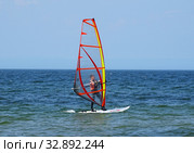 Спортсмен на парусной доске (2019 год). Редакционное фото, фотограф Пётр Писковой / Фотобанк Лори