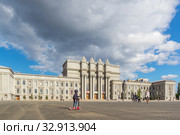 A boy riding a scooter on Kuibyshev Square in Samara in the summer (2019 год). Редакционное фото, фотограф Дмитрий Тищенко / Фотобанк Лори