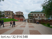 Город Иркутск, пешеходная зона 130 квартал осенью кафе Кастро (2019 год). Редакционное фото, фотограф Юрий Карачев / Фотобанк Лори