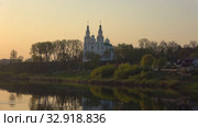Софийский собор и река Западная Двина в весенних сумерках. Полоцк, Белоруссия (2020 год). Стоковое видео, видеограф Виктор Карасев / Фотобанк Лори