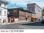 Улица Добролюбова. Трамвай РВЗ-6. Нижний Новгород (2017 год). Редакционное фото, фотограф Александр Щепин / Фотобанк Лори