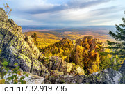 Rocks on the crimson mountain near Beloretsk in the Southern Urals in Bashkortostan. Стоковое фото, фотограф Акиньшин Владимир / Фотобанк Лори