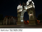 Russia, Blagoveshchensk, July 2019: Night triumphal arch in honor of Tsarevich Romanov on the embankment of the city of Blagoveshchensk. Редакционное фото, фотограф Катерина Белякина / Фотобанк Лори