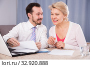 Woman and manager discuss contract. Стоковое фото, фотограф Яков Филимонов / Фотобанк Лори