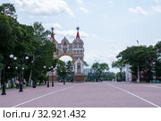 Russia, Blagoveshchensk, July 2019: triumphal arch in honor of Tsarevich Romanov on the embankment of the city of Blagoveshchensk. Редакционное фото, фотограф Катерина Белякина / Фотобанк Лори