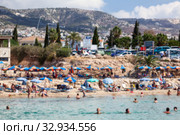 Blurred image of Cyprus beach full of people and Mediterranean sea with swimmers in water (2013 год). Стоковое фото, фотограф Кекяляйнен Андрей / Фотобанк Лори