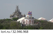 Вид на старинное здание обсерватории в дворцового комплекса Phra Nakhon Khiri. Пхетчабури, Таиланд (2018 год). Стоковое видео, видеограф Виктор Карасев / Фотобанк Лори
