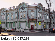 Старый каменный  дом - особняк в городе Иркутске на улице Кирова, Дом купцов Котельниковых (2020 год). Редакционное фото, фотограф Юрий Карачев / Фотобанк Лори