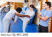 People fighting with coach at gym. Стоковое фото, фотограф Яков Филимонов / Фотобанк Лори