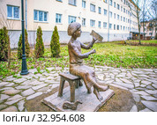 Памятник на месте находки первой берестяной грамоты (Онфимка). Великий Новгород (2019 год). Редакционное фото, фотограф Сергей Афанасьев / Фотобанк Лори