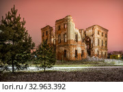 Главный дом в Белкино The building of the dilapidated Main House in the Belkino (2019 год). Стоковое фото, фотограф Baturina Yuliya / Фотобанк Лори