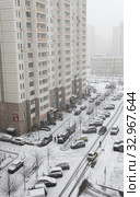 Снегопад в городе, занесло машины и дороги. Москва, СВАО, микрорайон Марфино (2020 год). Редакционное фото, фотограф Наталья Николаева / Фотобанк Лори