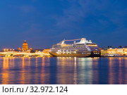 Круизный пятизвездочный лайнер Azamara Jorney в на вечерней Неве. Санкт-Петербург (2019 год). Редакционное фото, фотограф Виктор Карасев / Фотобанк Лори