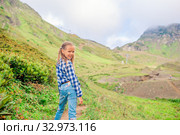 Beautiful happy little girl in mountains in the background of fog. Стоковое фото, фотограф Дмитрий Травников / Фотобанк Лори