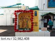 Благотворительная акция "Белый цветок" в комплексе Спасской и Никольской церквей. Город Владимир (2019 год). Редакционное фото, фотограф Макаров Алексей / Фотобанк Лори